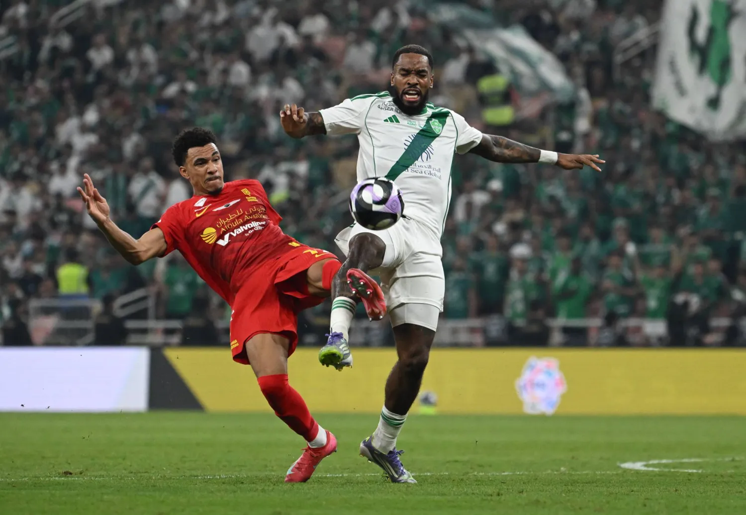 الأهلي ضد القادسية.. أبرز مباريات اليوم الجمعة والقنوات الناقلة