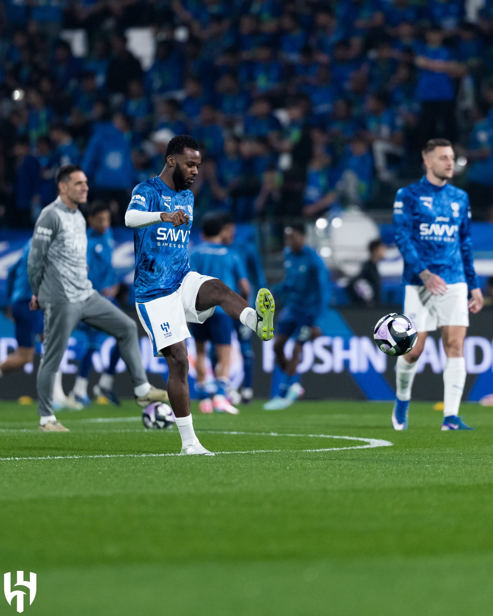 عاجل نجم الهلال يتعرض للإصابة في مباراة الفتح