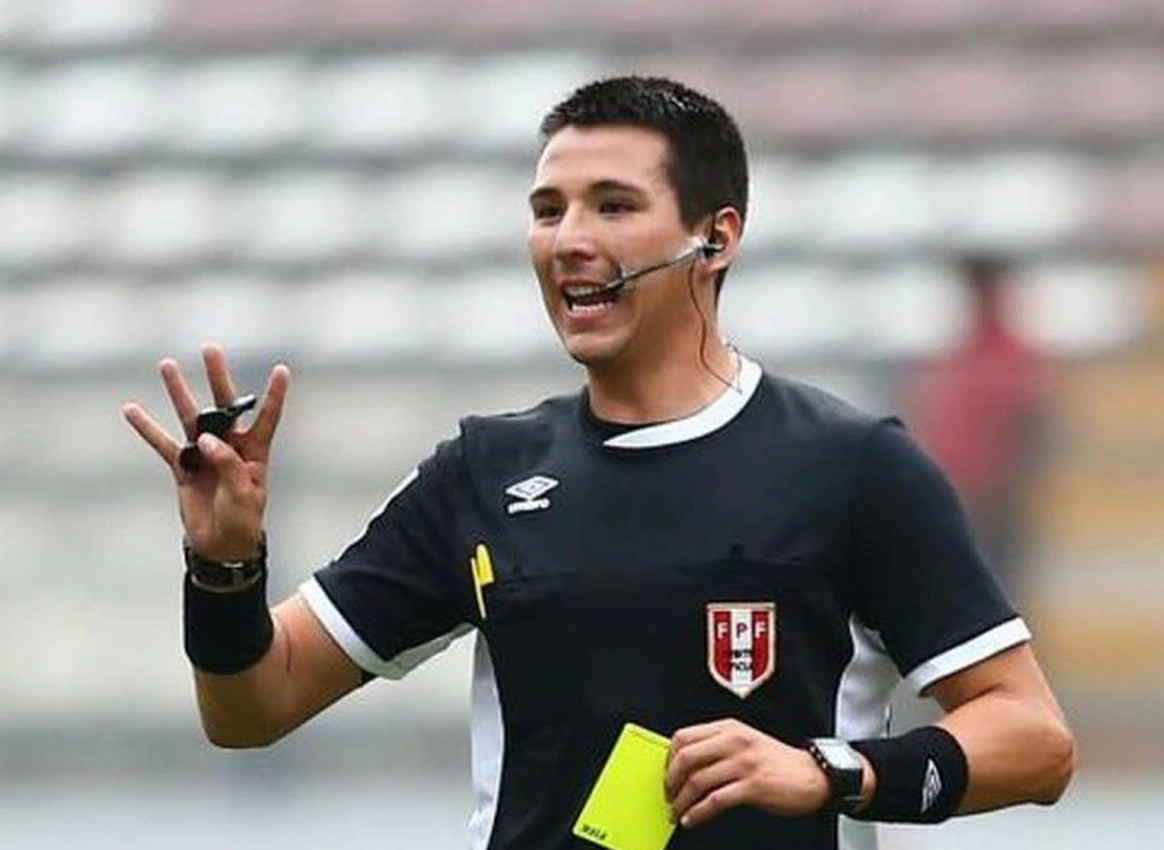 ظهور سادس في الدوري السعودي.. من هو حكم مباراة الأهلي والقادسية؟