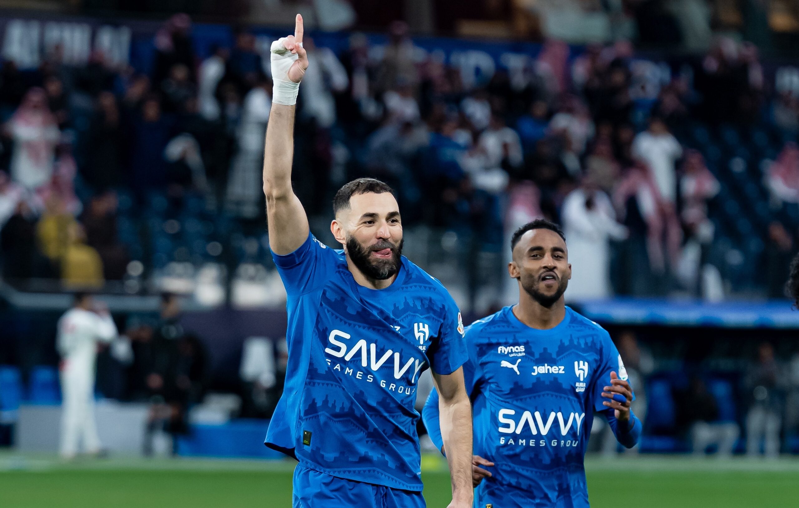 ليلة قلق في الزعيم.. شبح الإصابة يهدد مشاركة بنزيما مع الهلال أمام الفتح